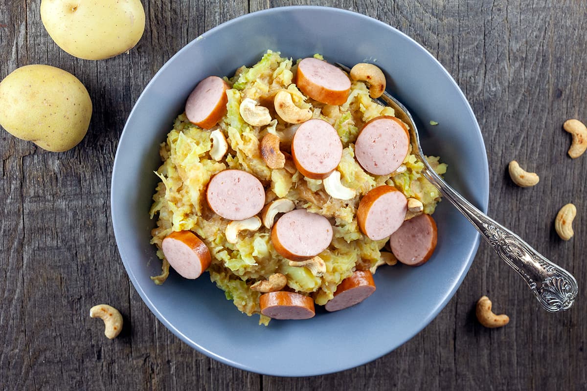 Green cabbage mash with warm cashew nuts