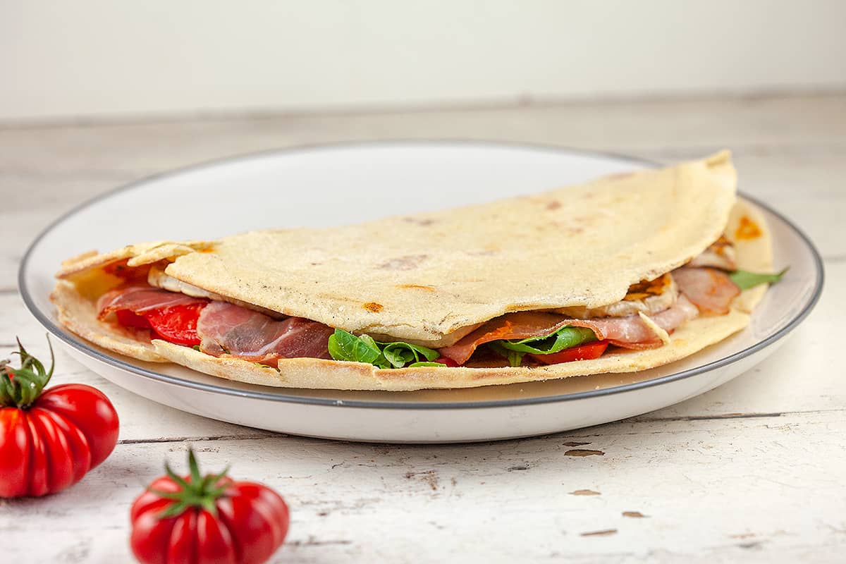 Piadina with tomato and grilled eggplant