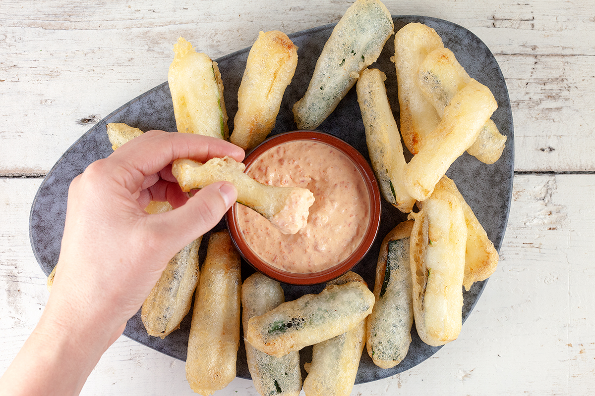 Zucchini tempura with bell pepper dip
