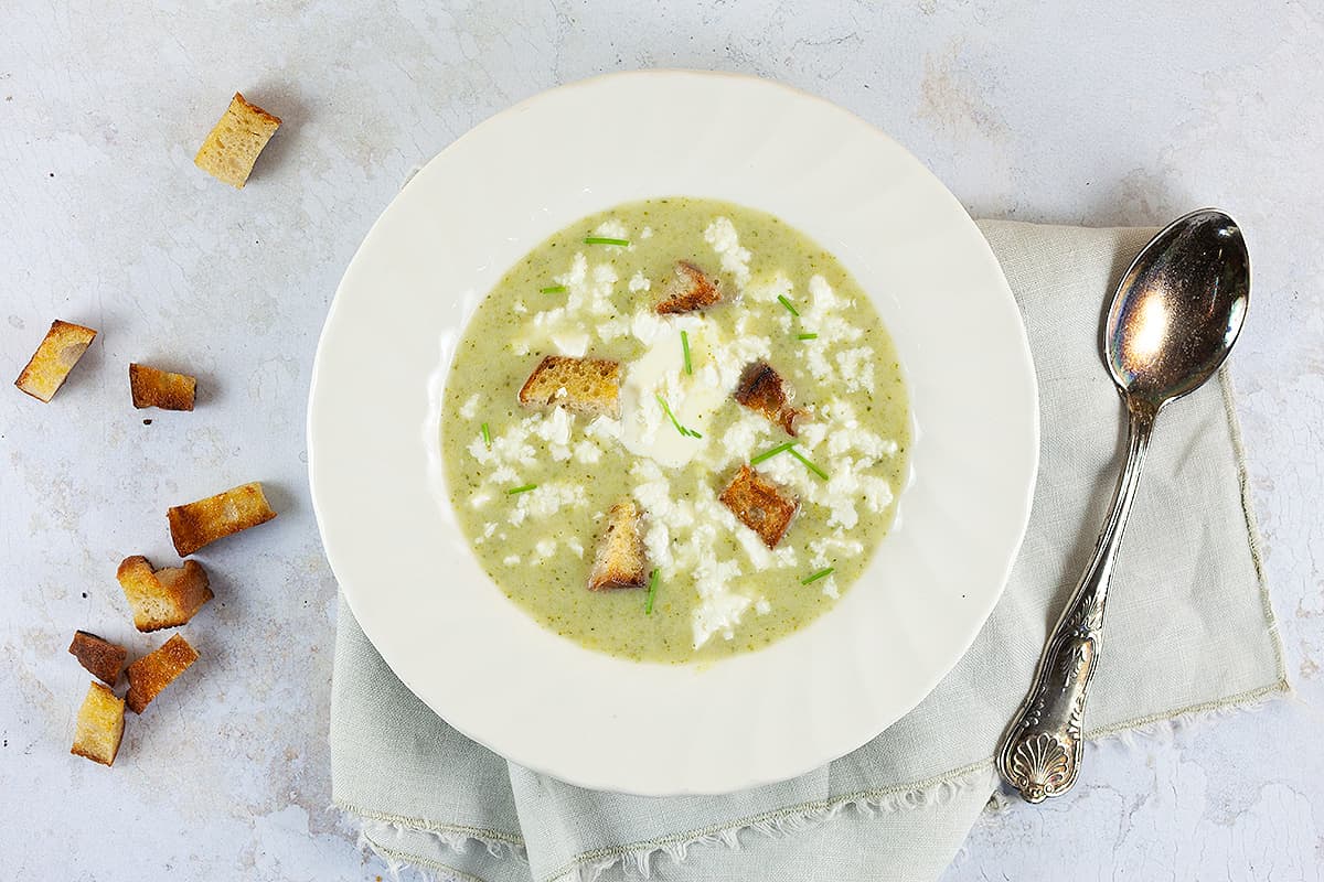 Broccoli soup with croutons (nice and creamy)