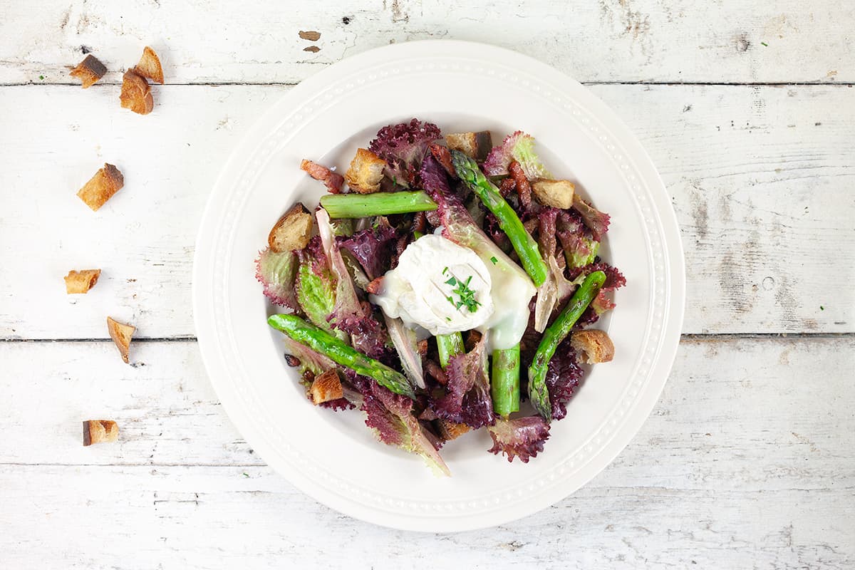 Green asparagus and baked goat cheese salad