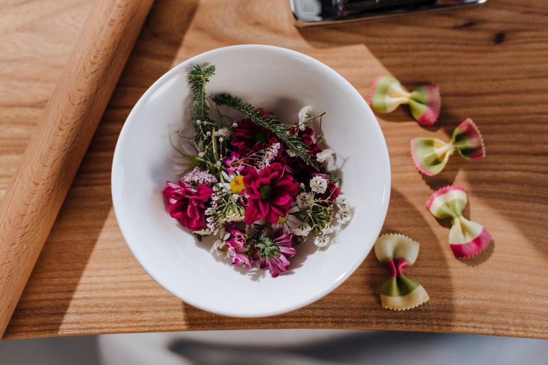 Recipes and creative ideas with edible blooms: a florist’s kitchen guide