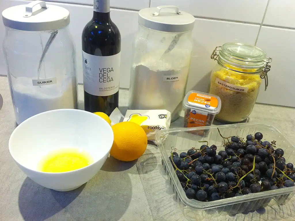 Sweet and sour warm grapes with mini meringues ingredients