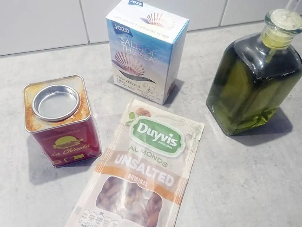 Roasted almonds with smoked paprika ingredients