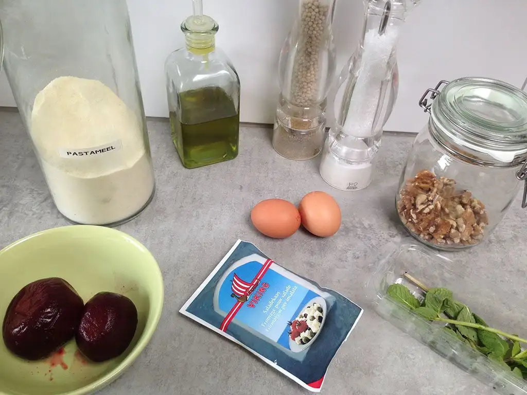 Vegetarian beetroot tagliatelle with feta ingredients