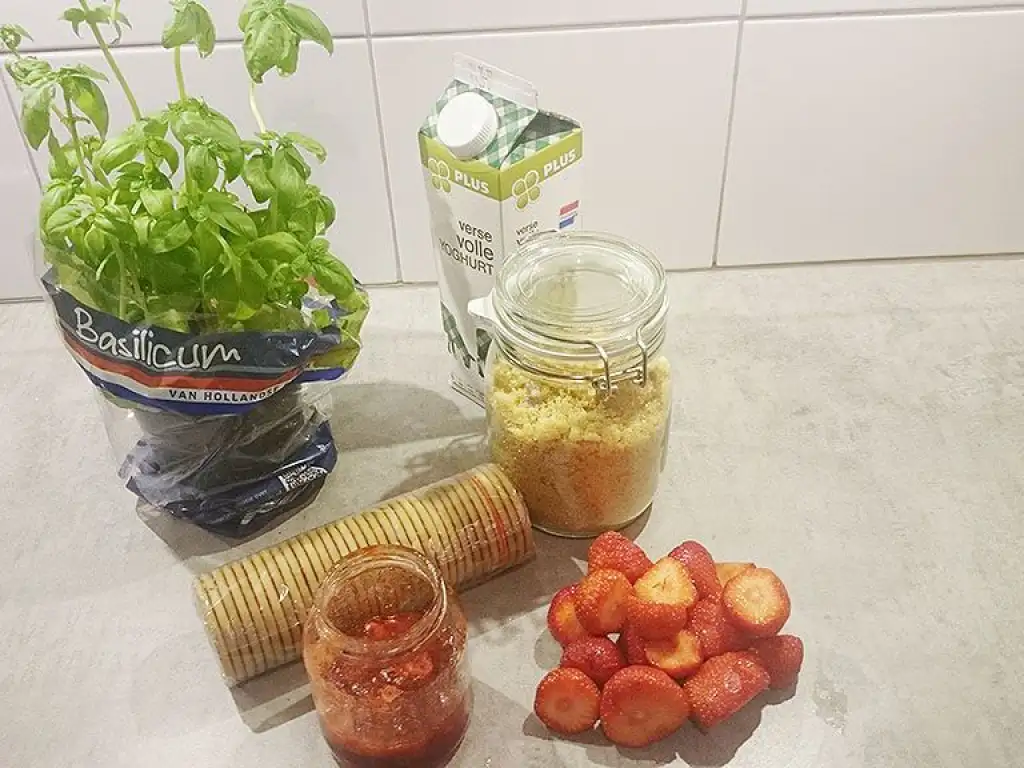 Strawberry yoghurt dessert ingredients