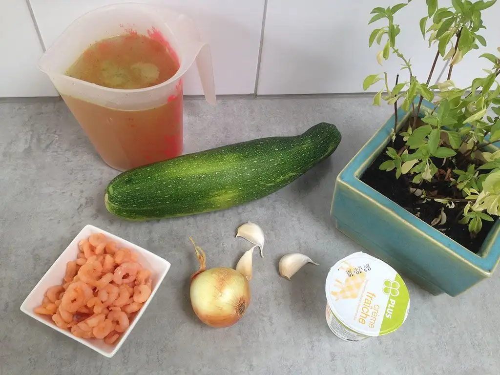 Easy zucchini soup with shrimps ingredients