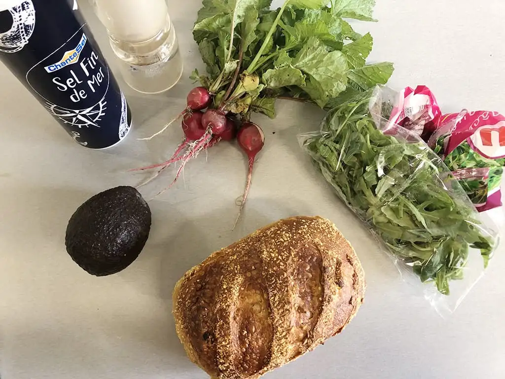 Smashed avocado on toast ingredients