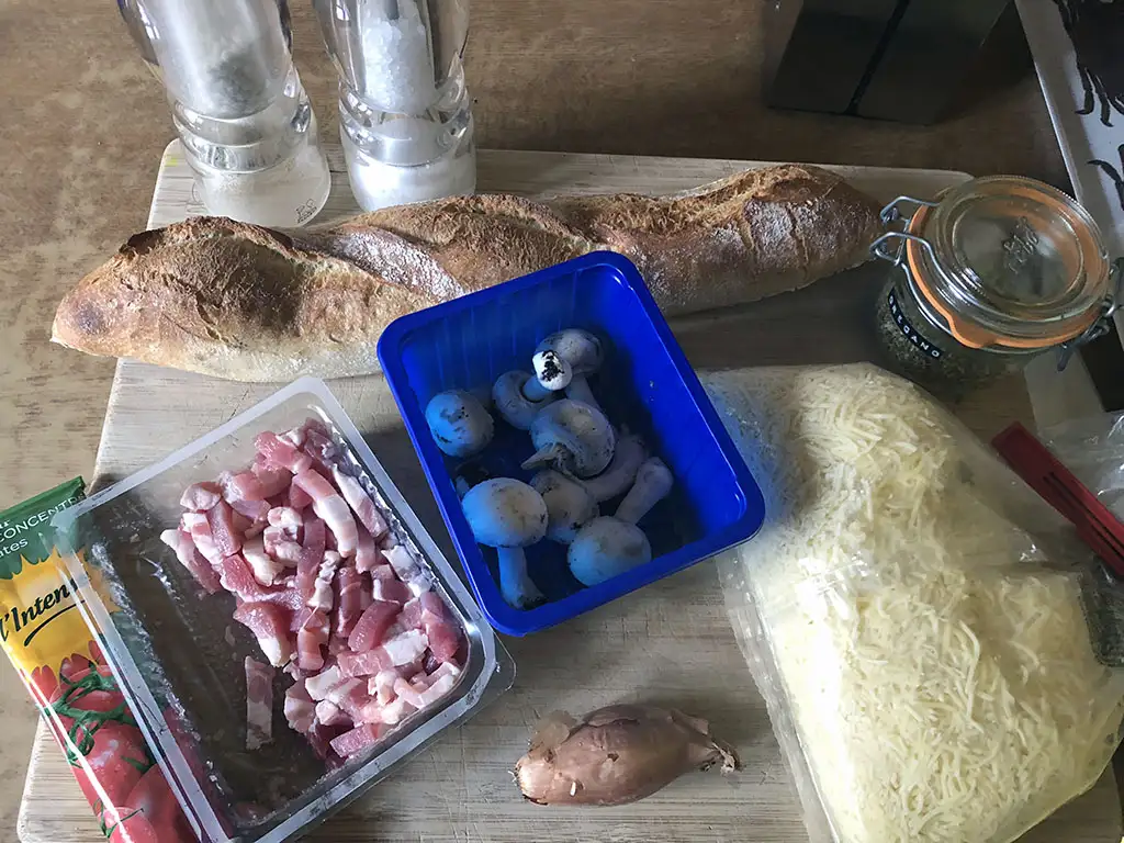 Pizza baguette ingredients