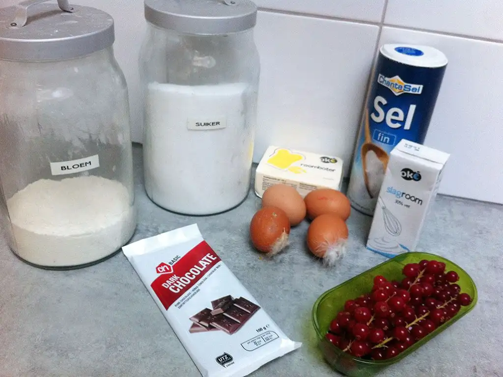 Molten chocolate cake aka moelleux au chocolat ingredients