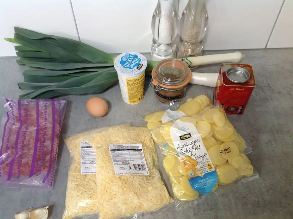 Leek, potato and minced beef bake ingredients