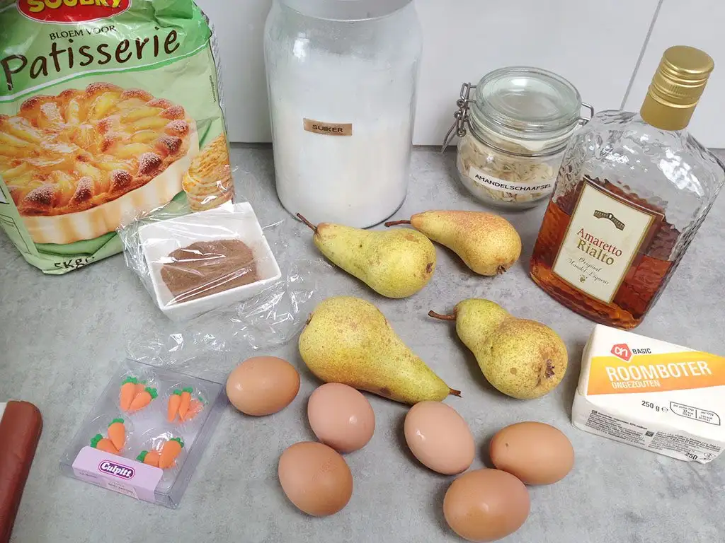 'Sinterklaas' turban cake with pear ingredients