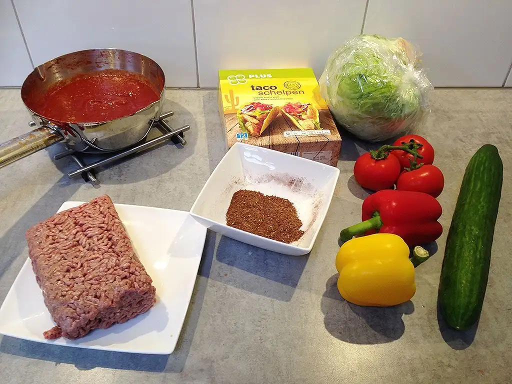 Hard shell tacos with minced meat ingredients