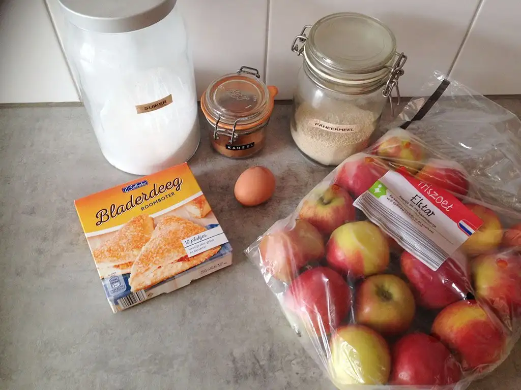 Pastry-wrapped baked apples ingredients