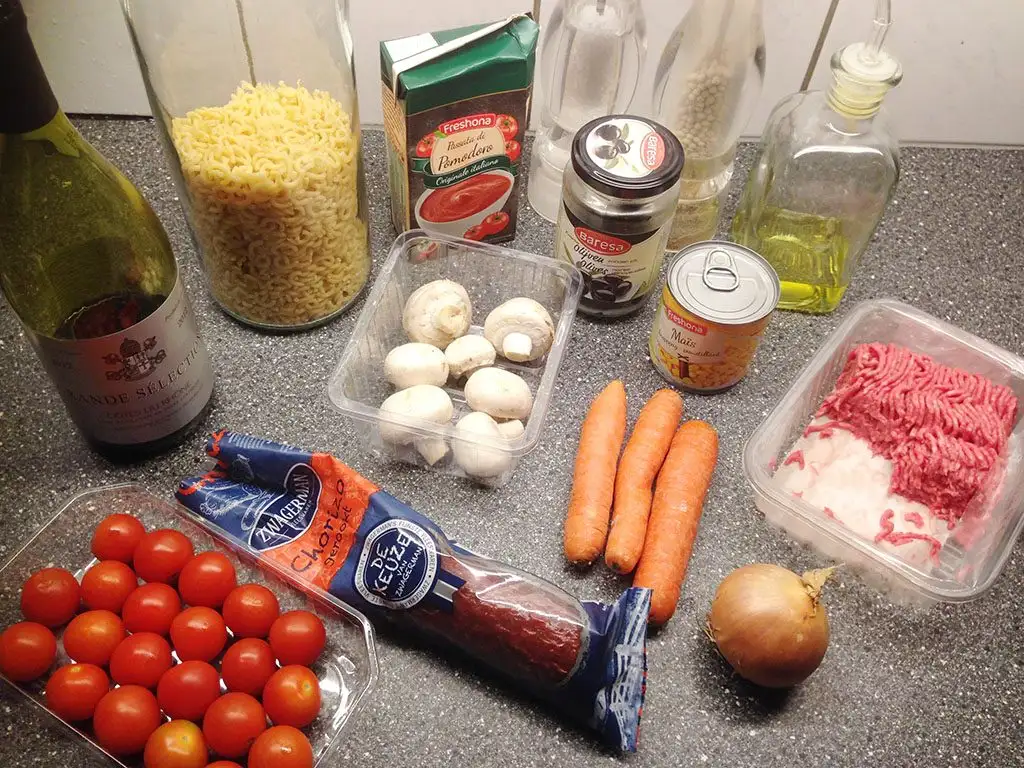Chorizo and tomato macaroni ingredients
