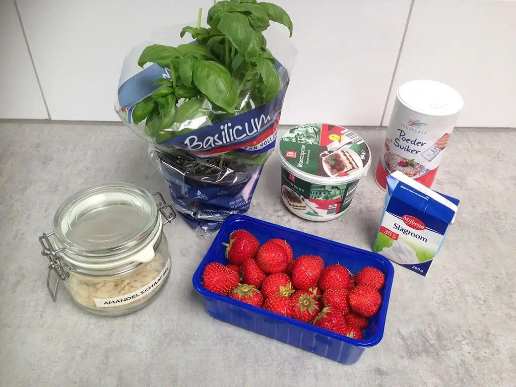 Strawberry mascarpone dessert ingredients