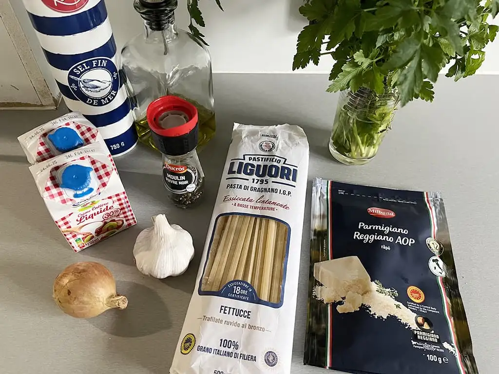 Creamy garlic pasta ingredients