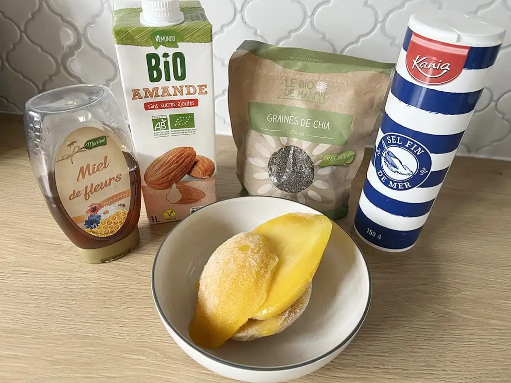 Mango smoothie ingredients