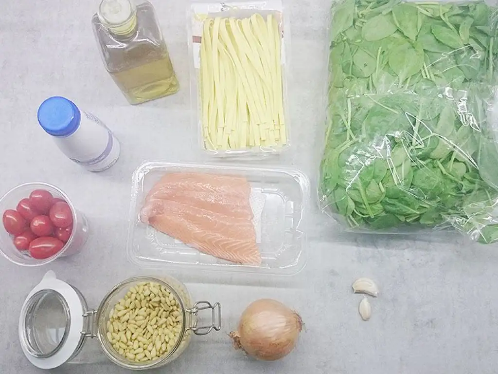 Creamy salmon and spinach tagliatelle ingredients