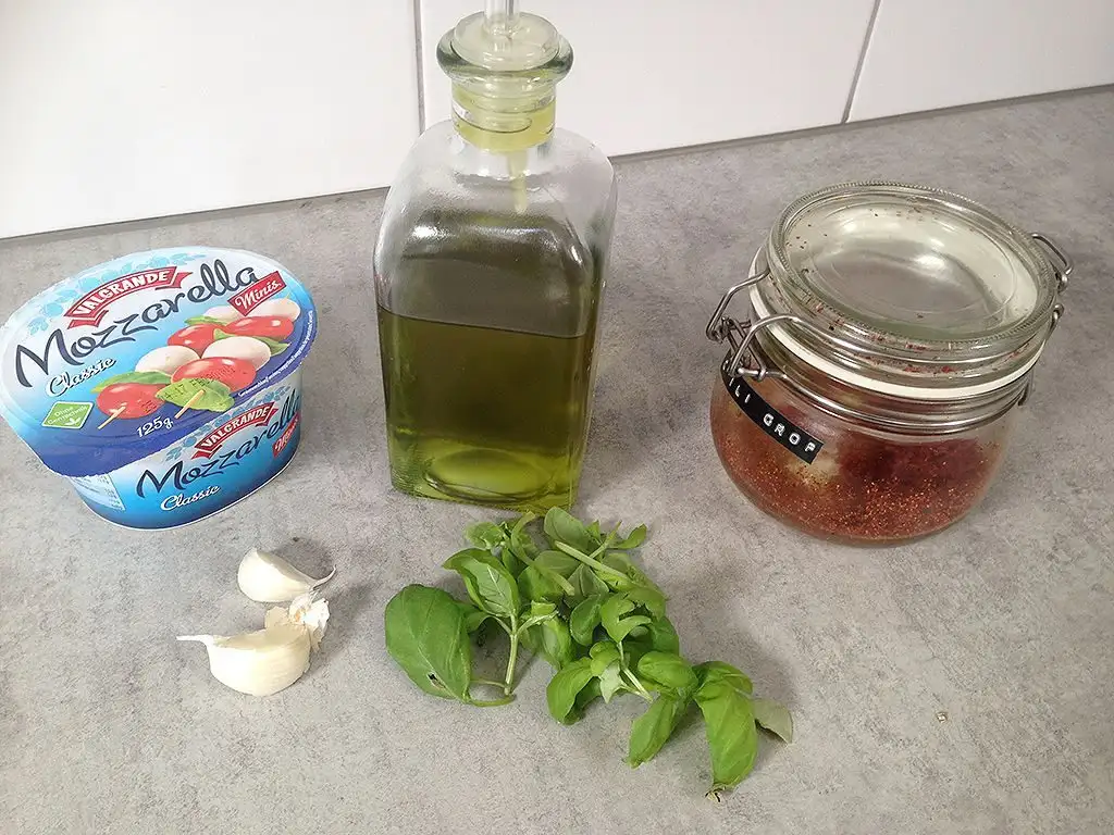 Marinated mini mozzarella ingredients