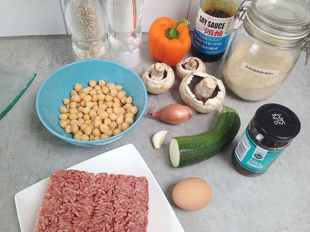 Pan-fried mini meatballs with chickpeas ingredients
