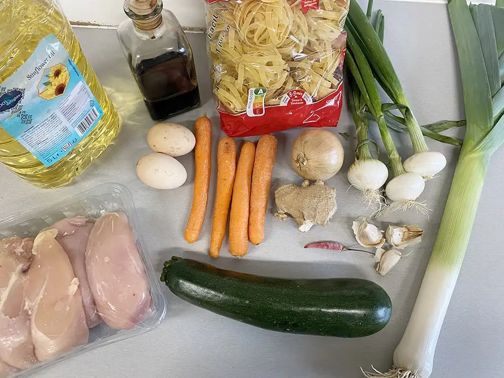 Bami goreng with chicken ingredients