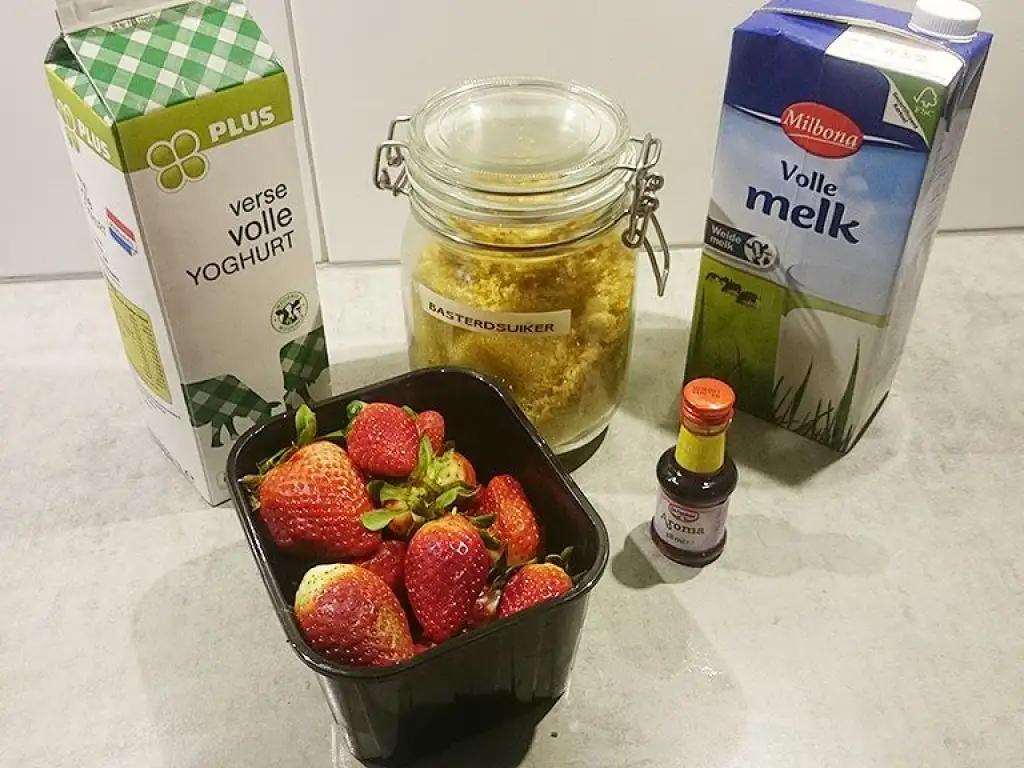 Simple strawberry smoothie ingredients