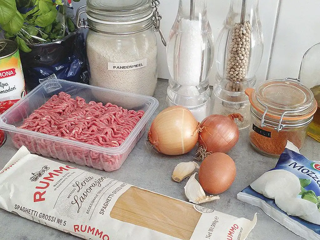 Spaghetti with mozzarella-stuffed meatballs ingredients