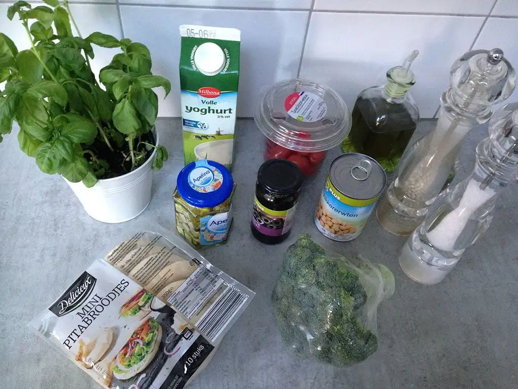 Mini pitas with chickpeas and broccoli ingredients