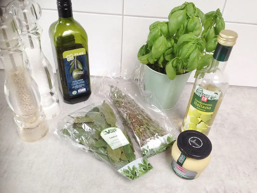 Spiced salad dressing ingredients