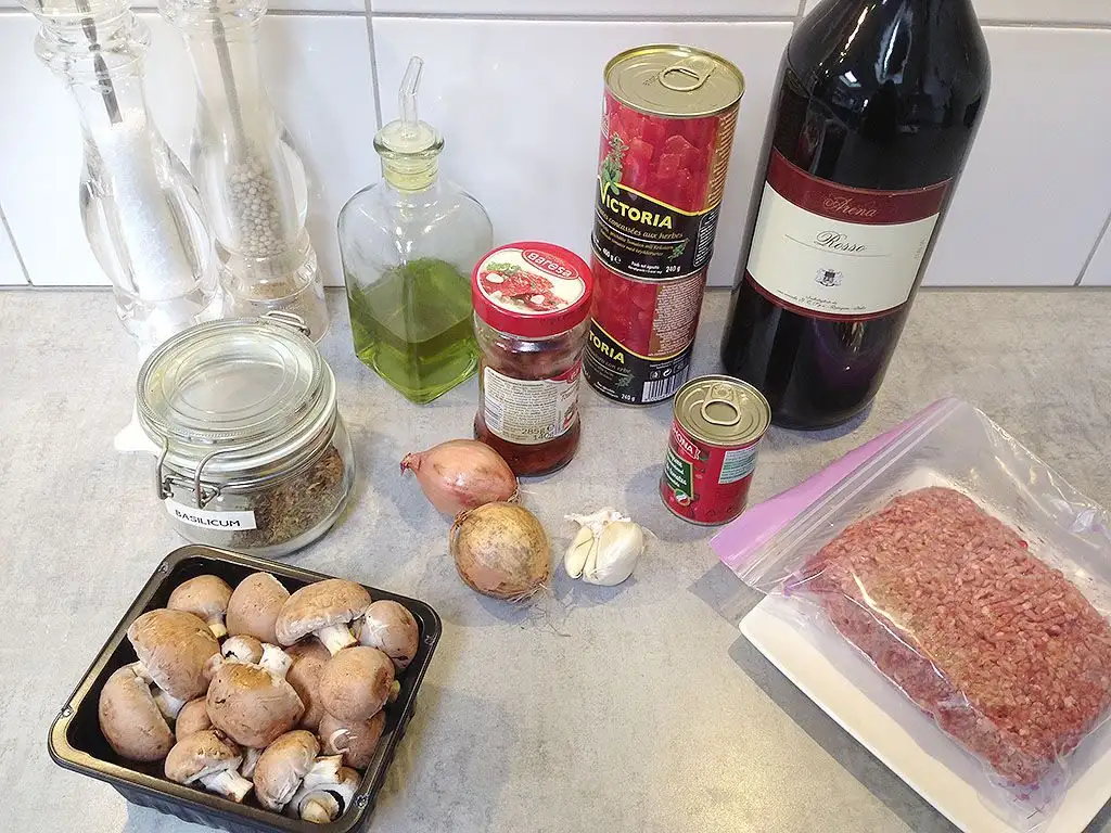 Pasta sauce with ground beef and tomatoes ingredients