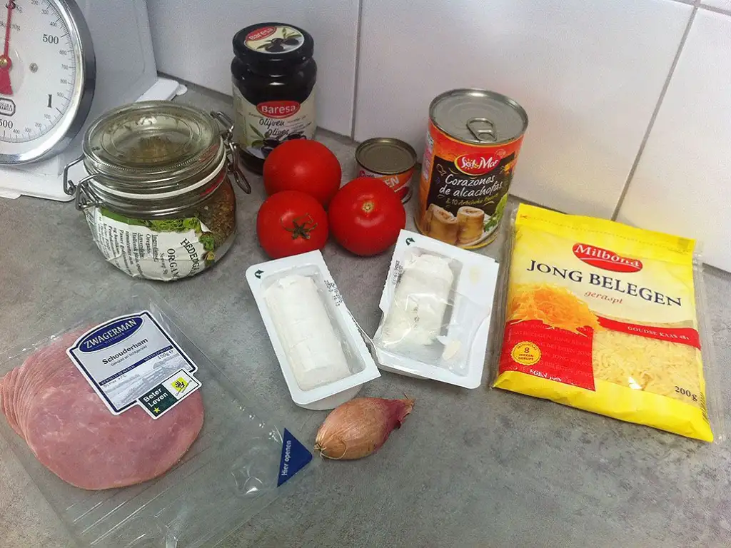 Goat cheese and tomato pizza ingredients