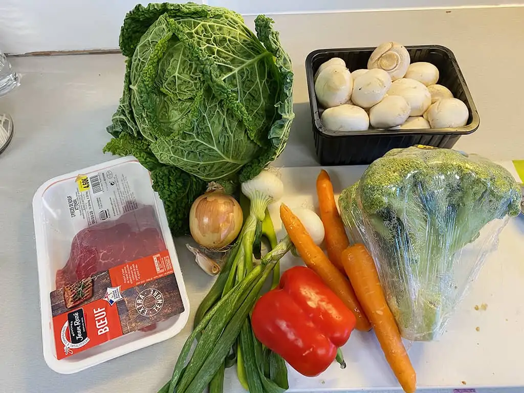 Stir-fried beef with peanut sauce ingredients