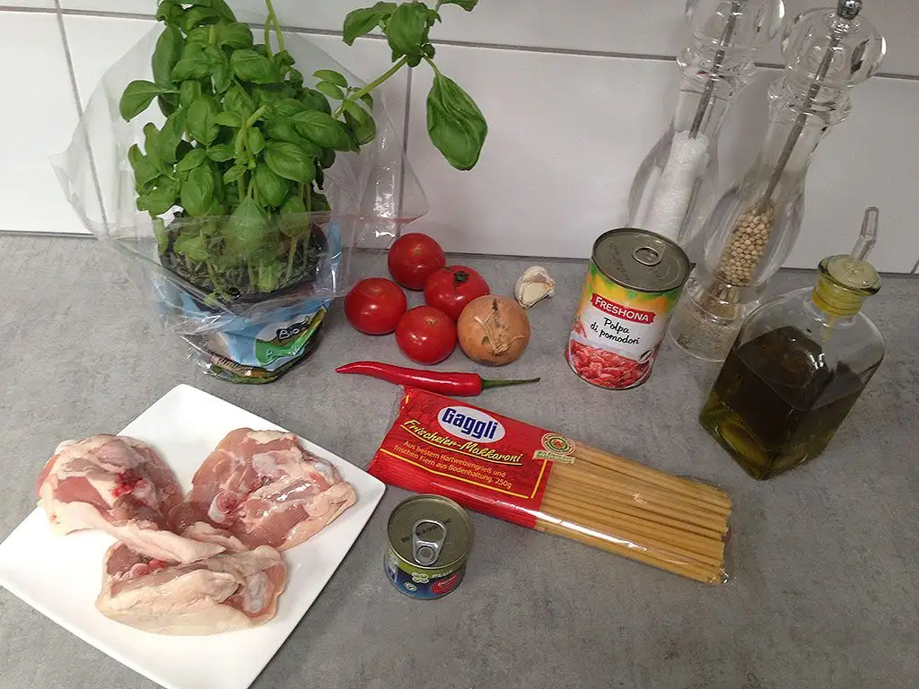 Spicy tomato and chicken thighs pasta ingredients