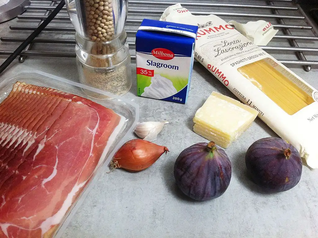 Figs and ham pasta ingredients