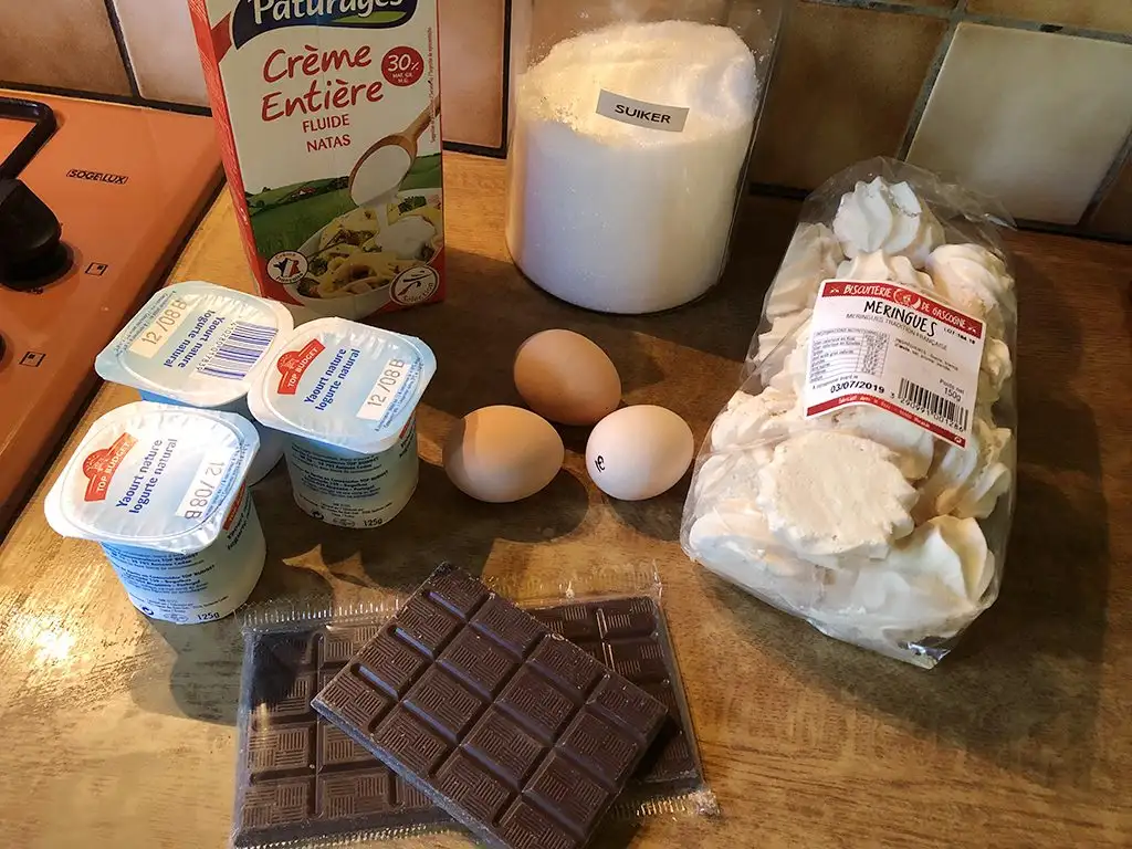 Meringue and stracciatella ice cream pie ingredients