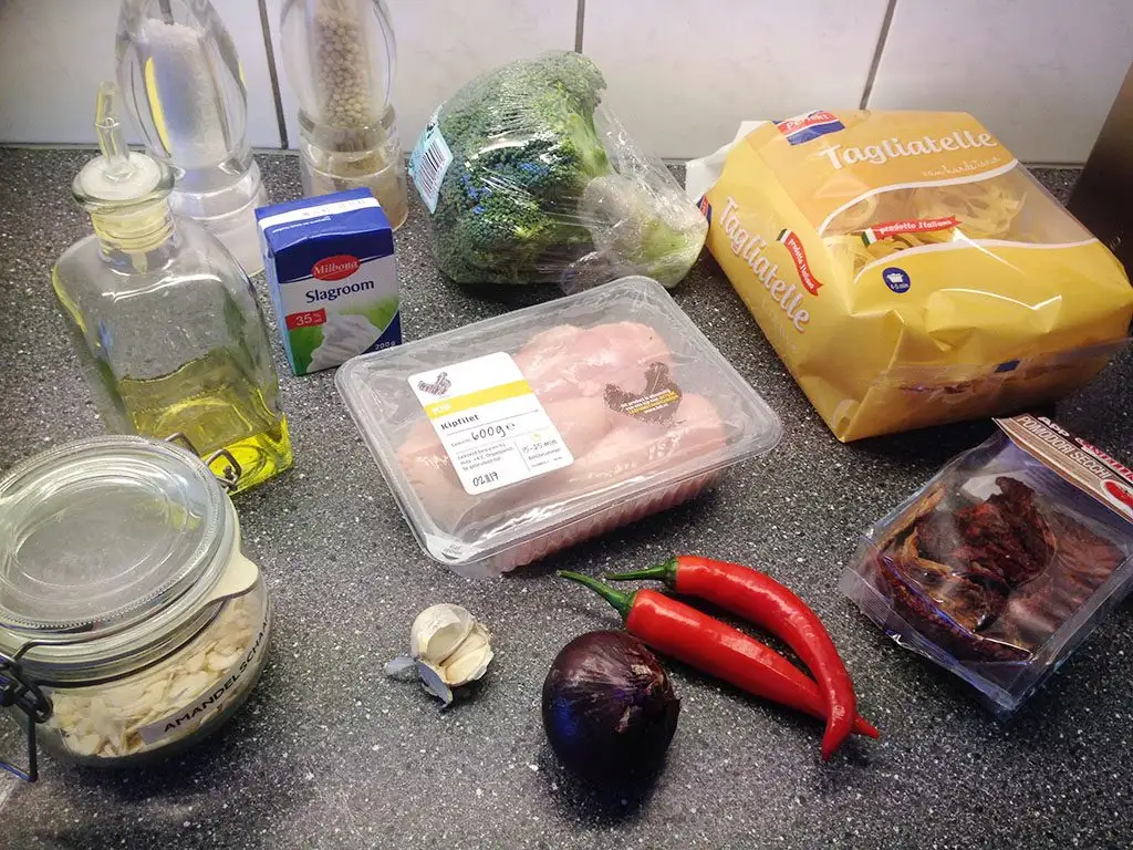 Creamy broccoli and chicken tagliatelle ingredients