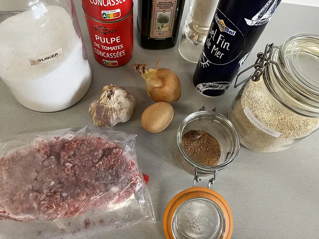 Albóndigas in tomato sauce ingredients