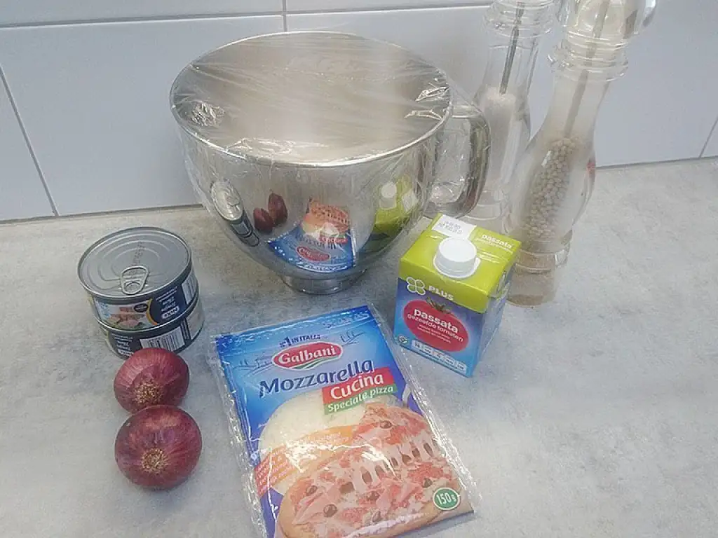 Pizza tonno ingredients