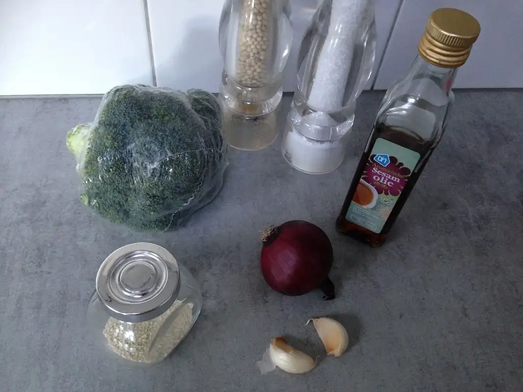 Pan-roasted broccoli with garlic ingredients