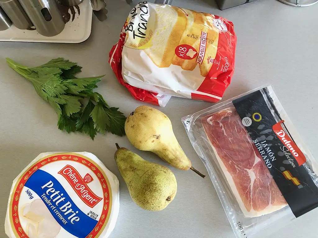 Brie and soft pear bites ingredients