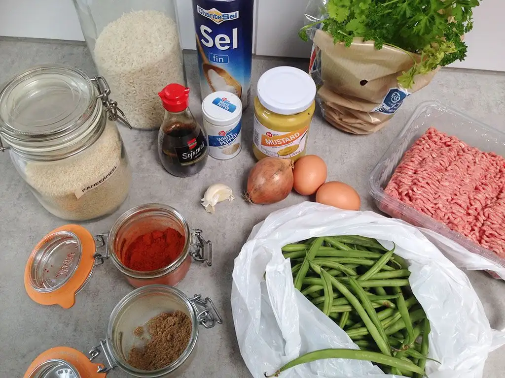 Spiced meatballs with green beans and rice ingredients