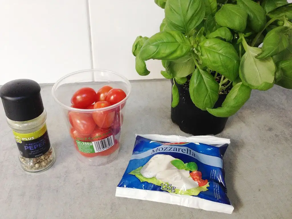 Insalata caprese (Italian mozzarella, tomato and basil salad) ingredients