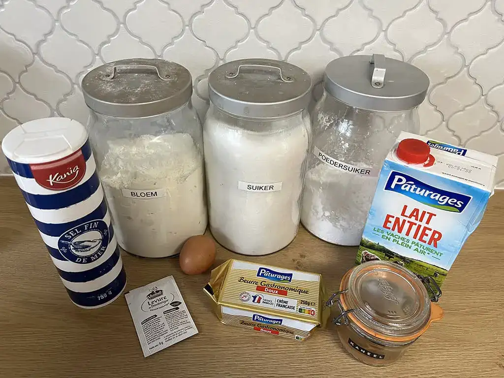 Cinnamon roll Christmas tree ingredients