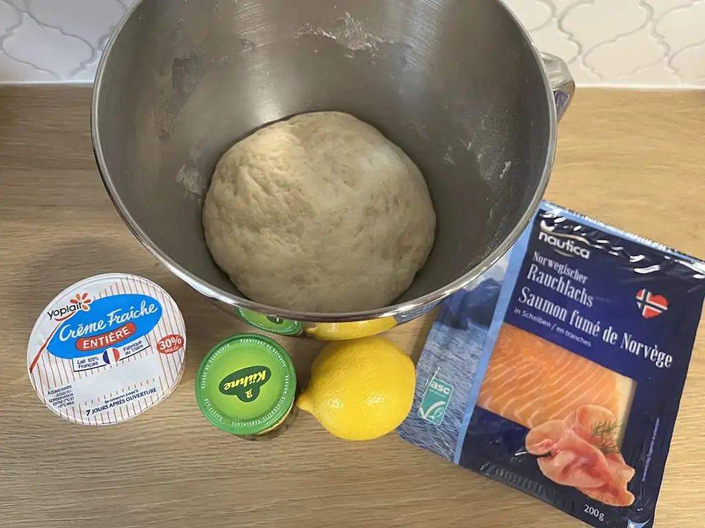 Smoked salmon pizza ingredients