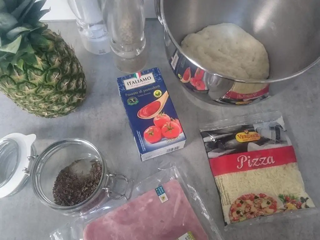 Hawaiian pizza ingredients