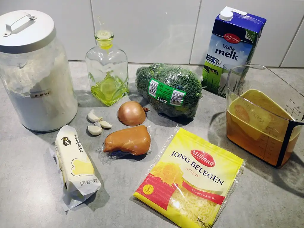 Creamy broccoli and smoked chicken soup ingredients