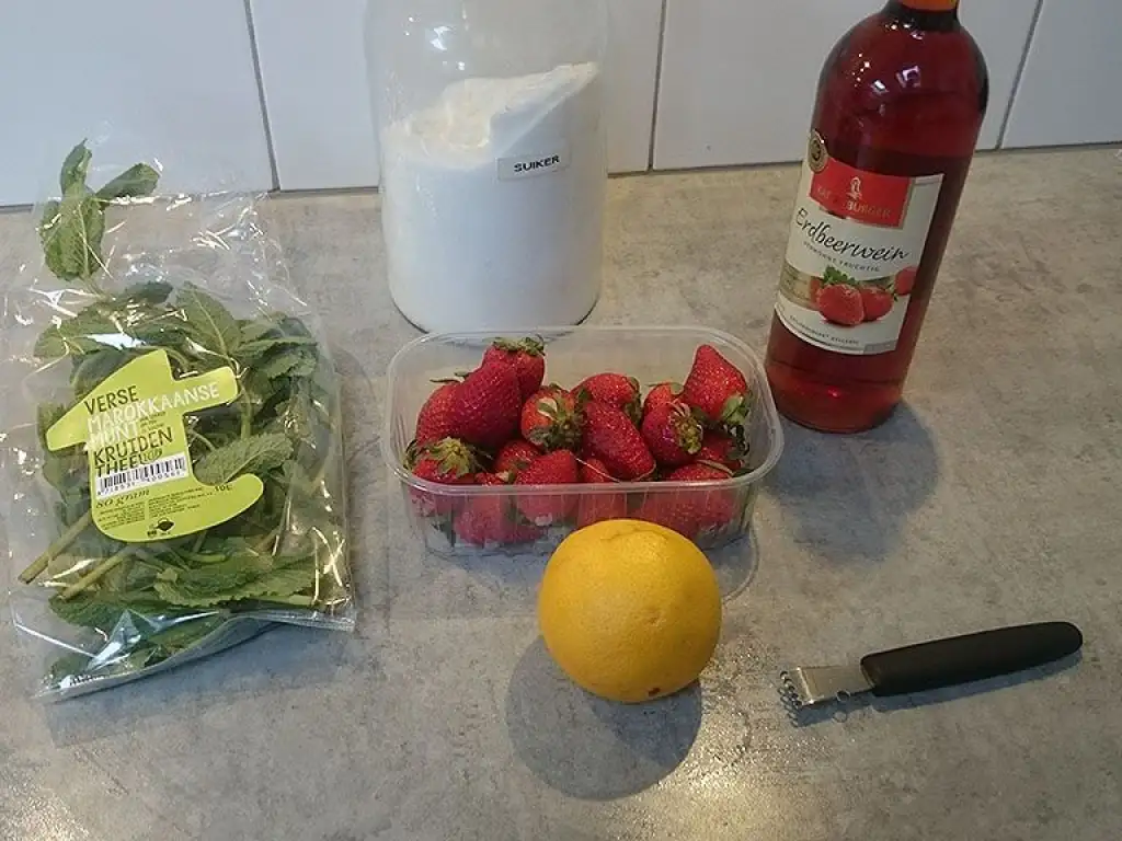Strawberry wine punch ingredients