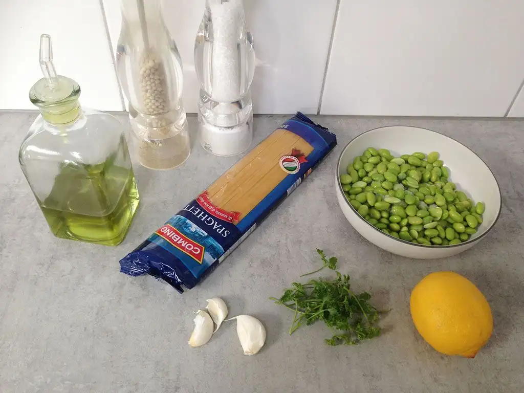 Edamame and garlic spaghetti ingredients