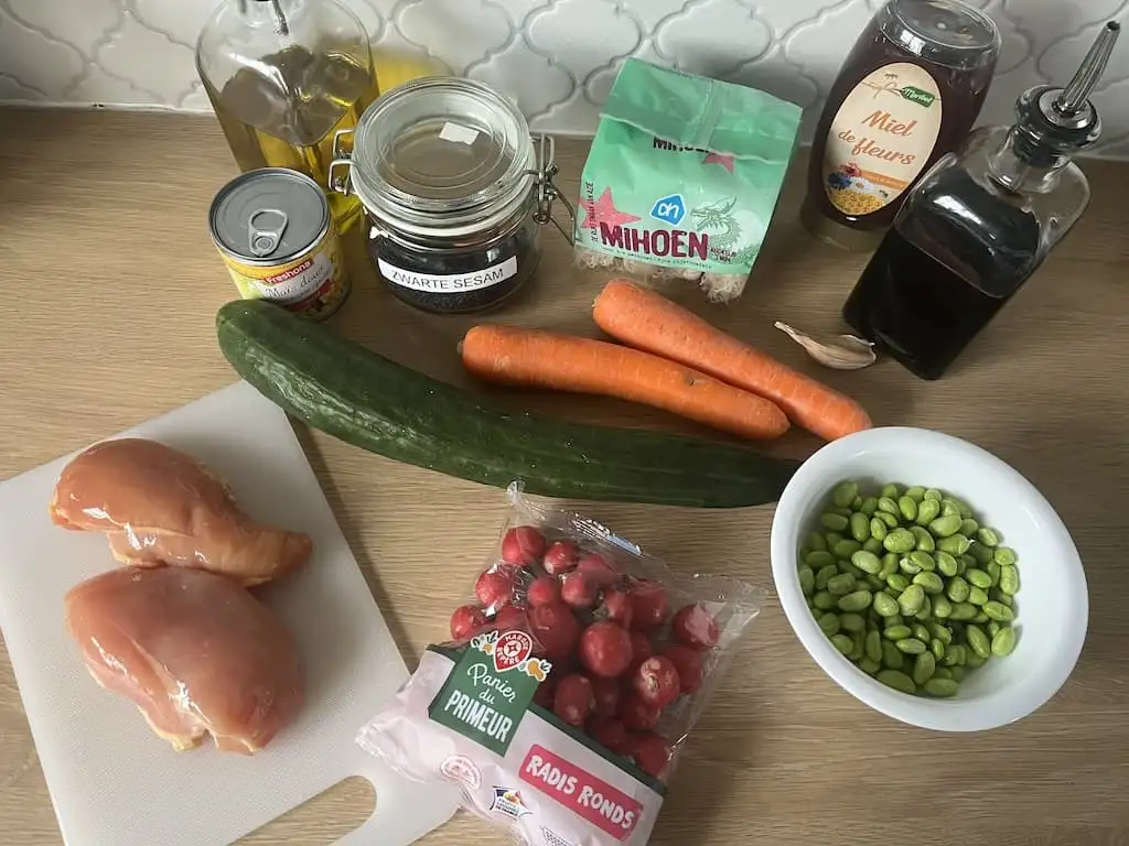 Asian bowl with chicken ingredients